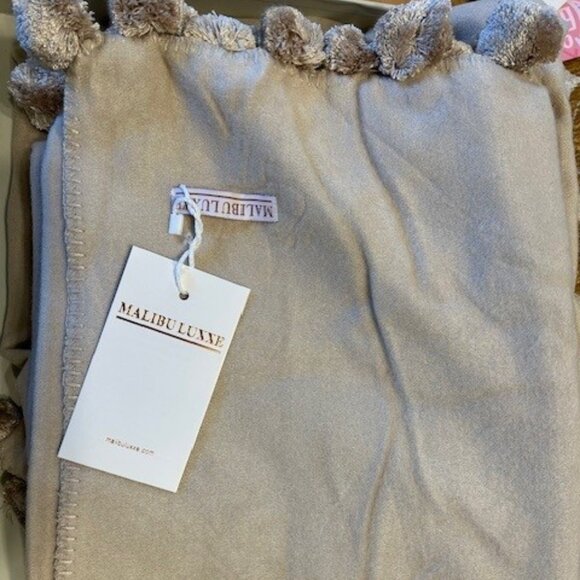 Malibu Luxxe - pom pom throw - Picture 1 of 6